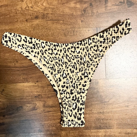 🎁4 for $50🎁 Hollister animal print cheetah cheeky smoked bikini size Large - Picture 1 of 7